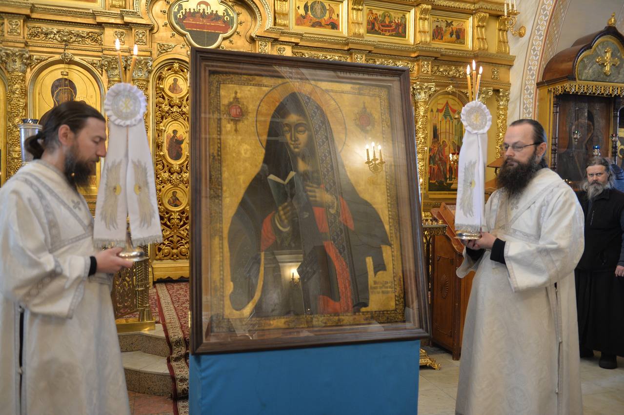 В Оптину Пустынь поступила Калужская икона Божией Матери в дар. Она будет храниться во Введенском...