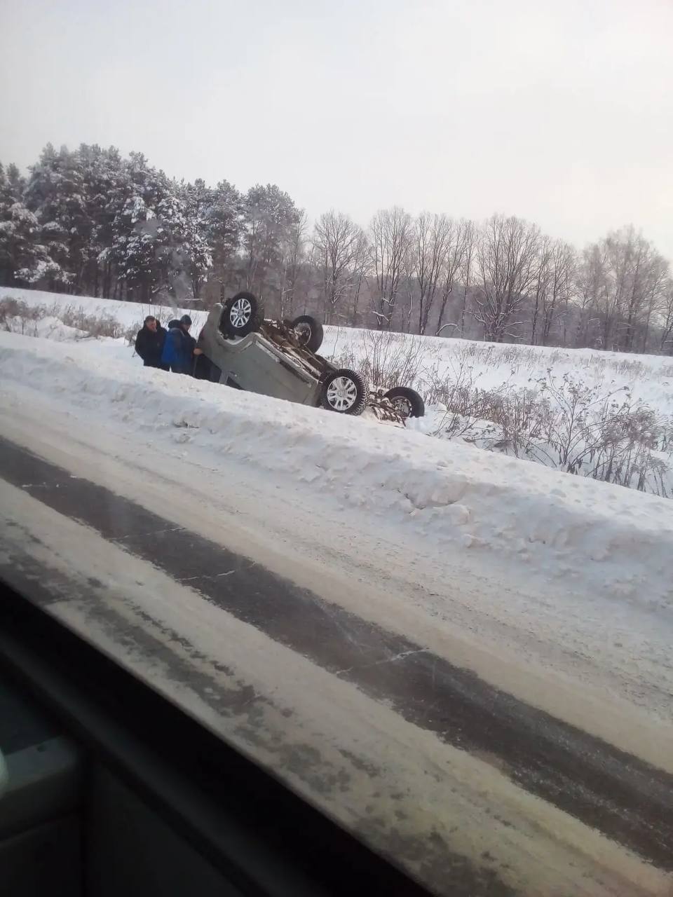 Калужские водители троллейбусов помогли семье с ребенком, чья машина съехала в кювет.

Виктор Бар...