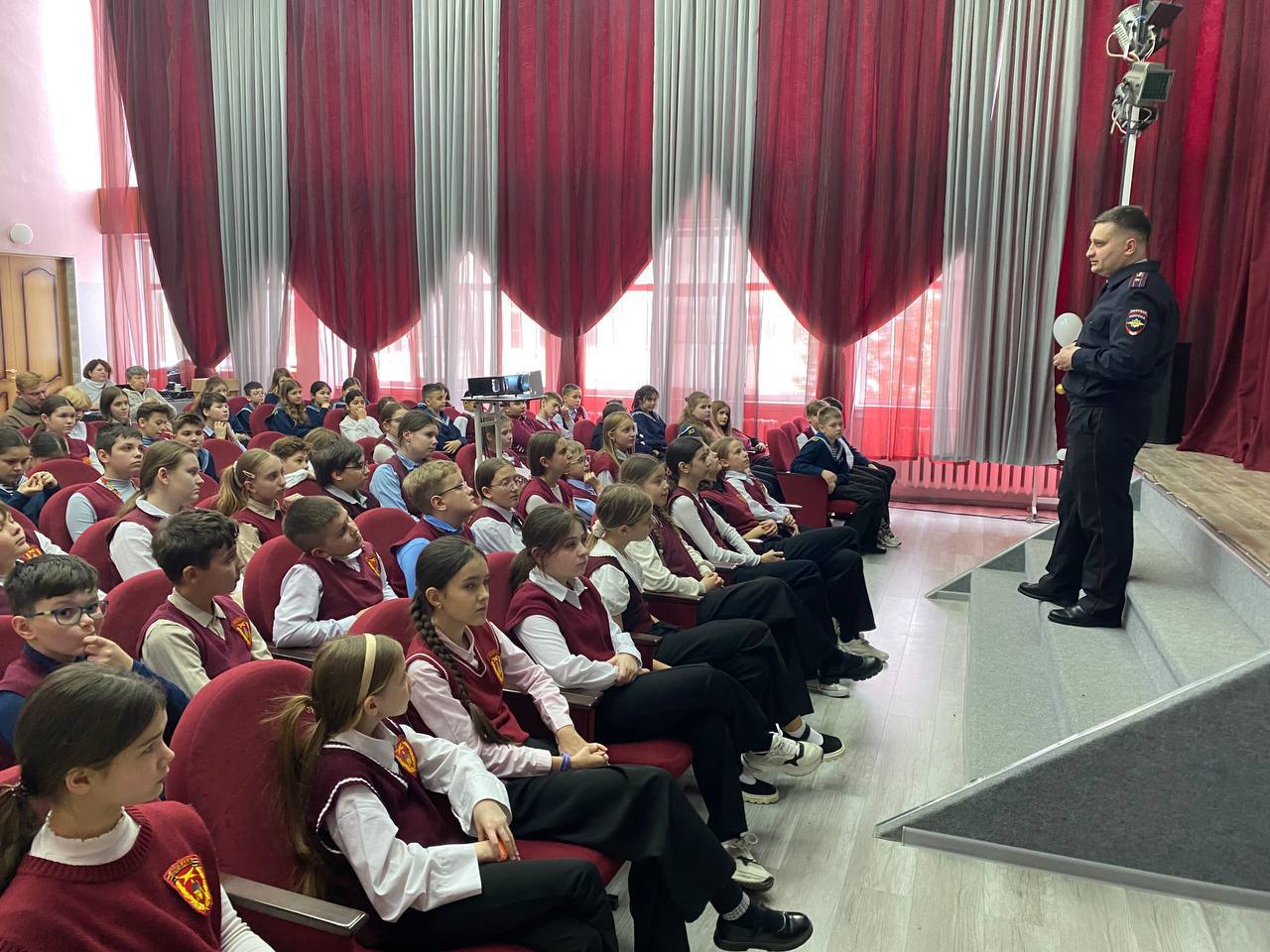 В лицее «Держава» провели беседу с учениками 5-7 классов о безопасности на железной дороге. Сотру...