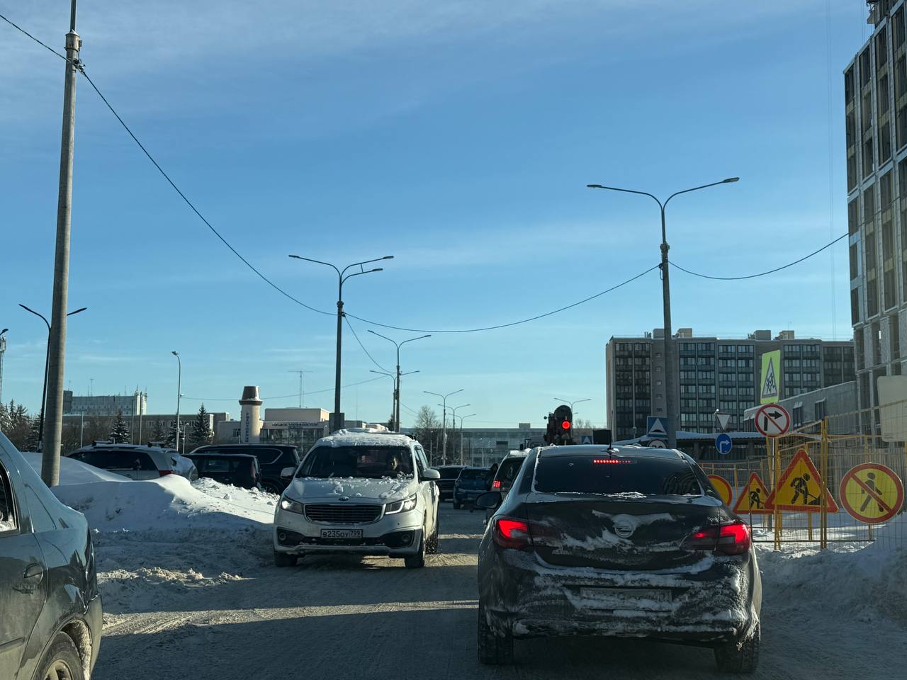 На улице Усачева временно установлен светофор. Работы проводятся рядом с ЖК «Атом», где экскавато...