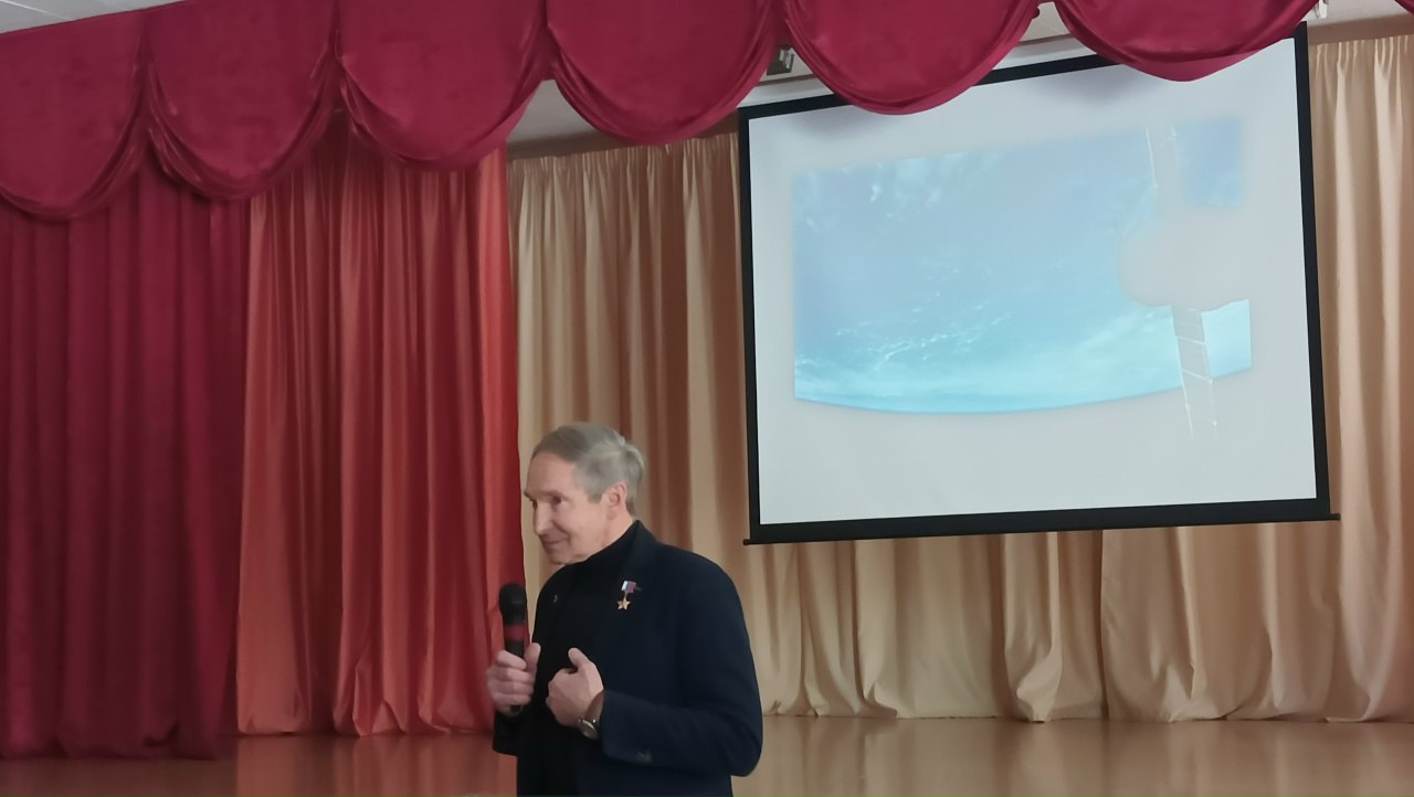 Герой России Валерий Токарев поделился с обнинскими школьниками информацией о том, как стать косм...