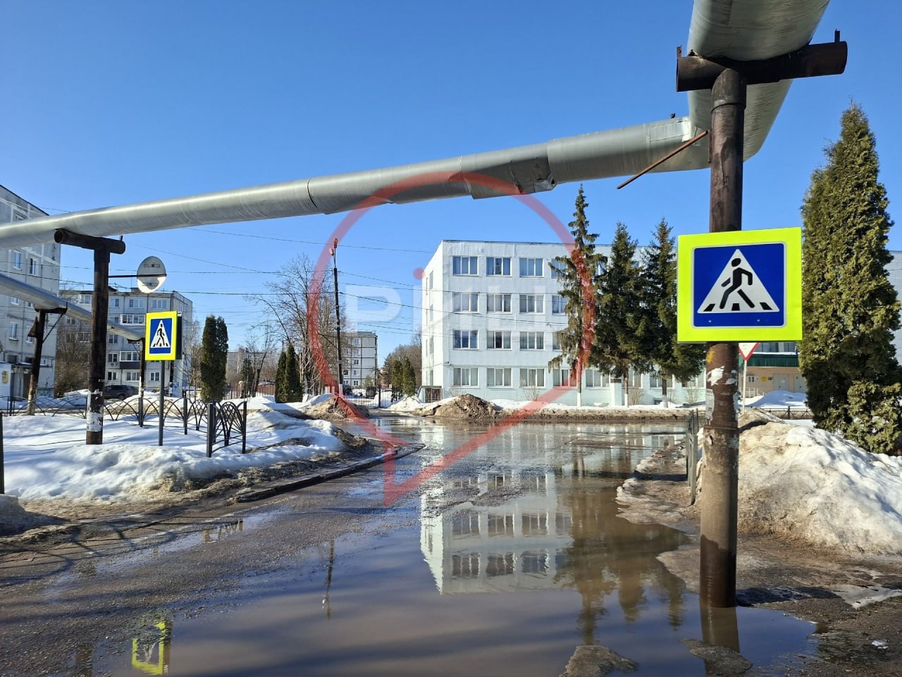 В Боровском районе из-за таяния снега дороги оказались в плохом состоянии, с многочисленными лужа...