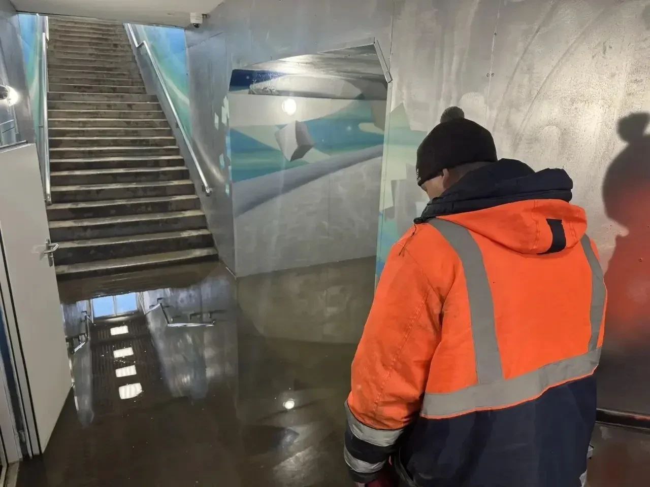 Вчера на вокзальном подземном переходе произошло затопление из-за талых вод. По словам представит...