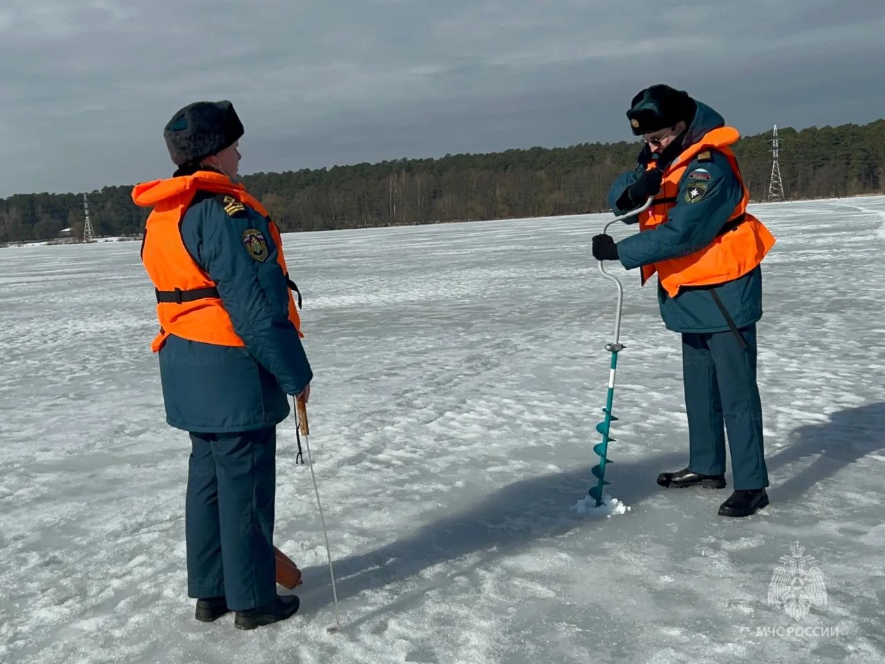 Калужские спасатели осуществляют патрулирование наиболее посещаемых мест, где люди выходят на лёд...