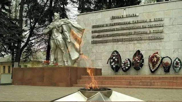 В Боровске 19-летняя девушка получила 100 часов обязательных работ за осквернение памятного места...