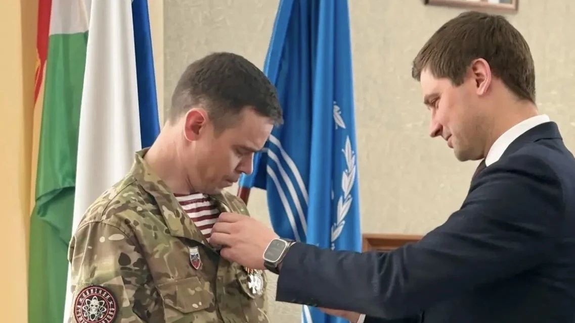 В Обнинске бойцу СВО Роману Чикалову вручили медаль «Своих не бросаем».

Роман Чикалов известен в...