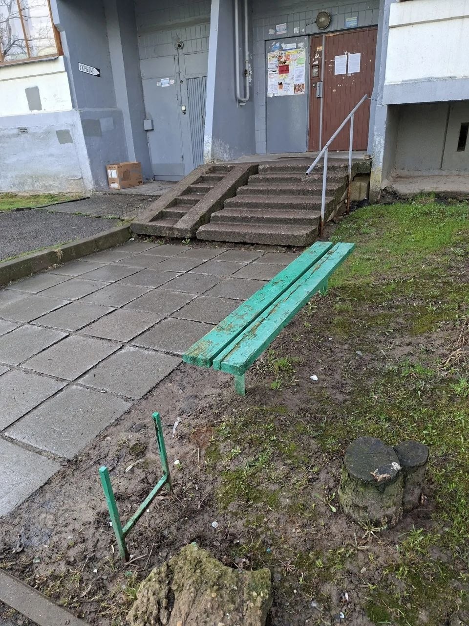 Жители дома 36 по улице Гагарина уже шесть месяцев страдают от отсутствия мусорных контейнеров.

...