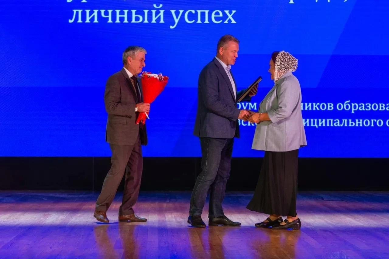 Глава Боровского округа выразил благодарность учителям за их труд и поздравил с наступающим Днем ...