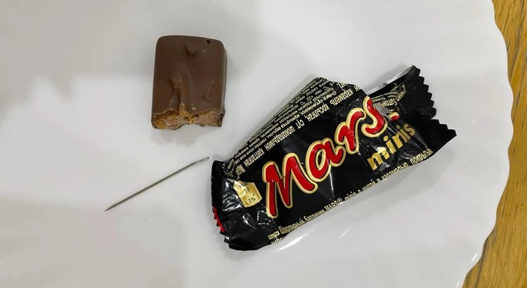 Кольцо вслед за иголкой

В сети обсуждают случай с иголкой в батончике «Марс», найденной калужско...